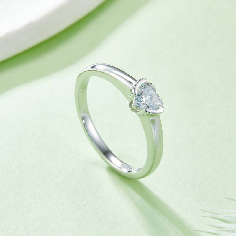 简约心形S925银镀白金莫桑钻女戒0.5克拉D级